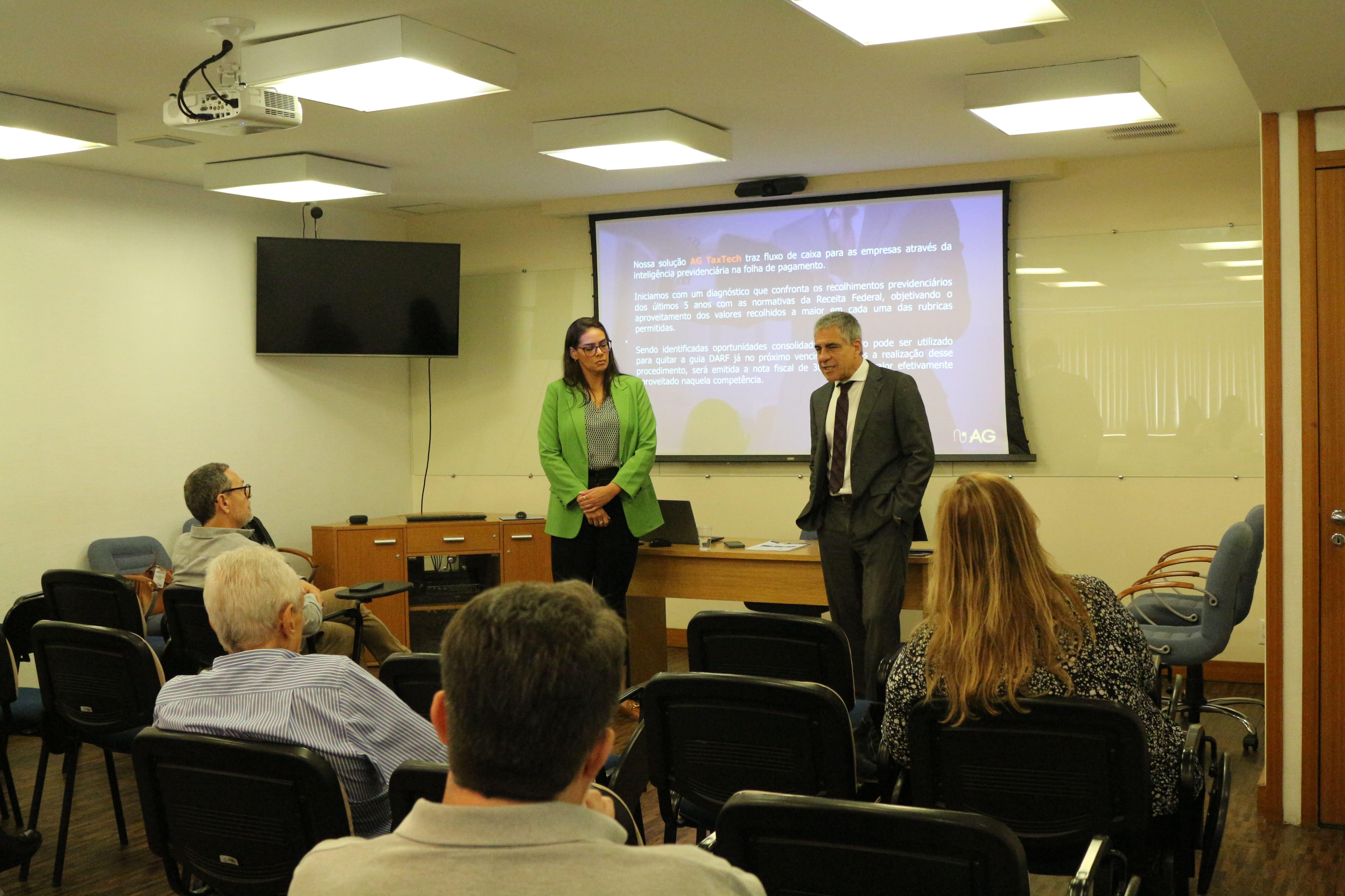 Pamella Moreira e Ricardo Vieira, do grupo AG Capital, falam com os síndicos