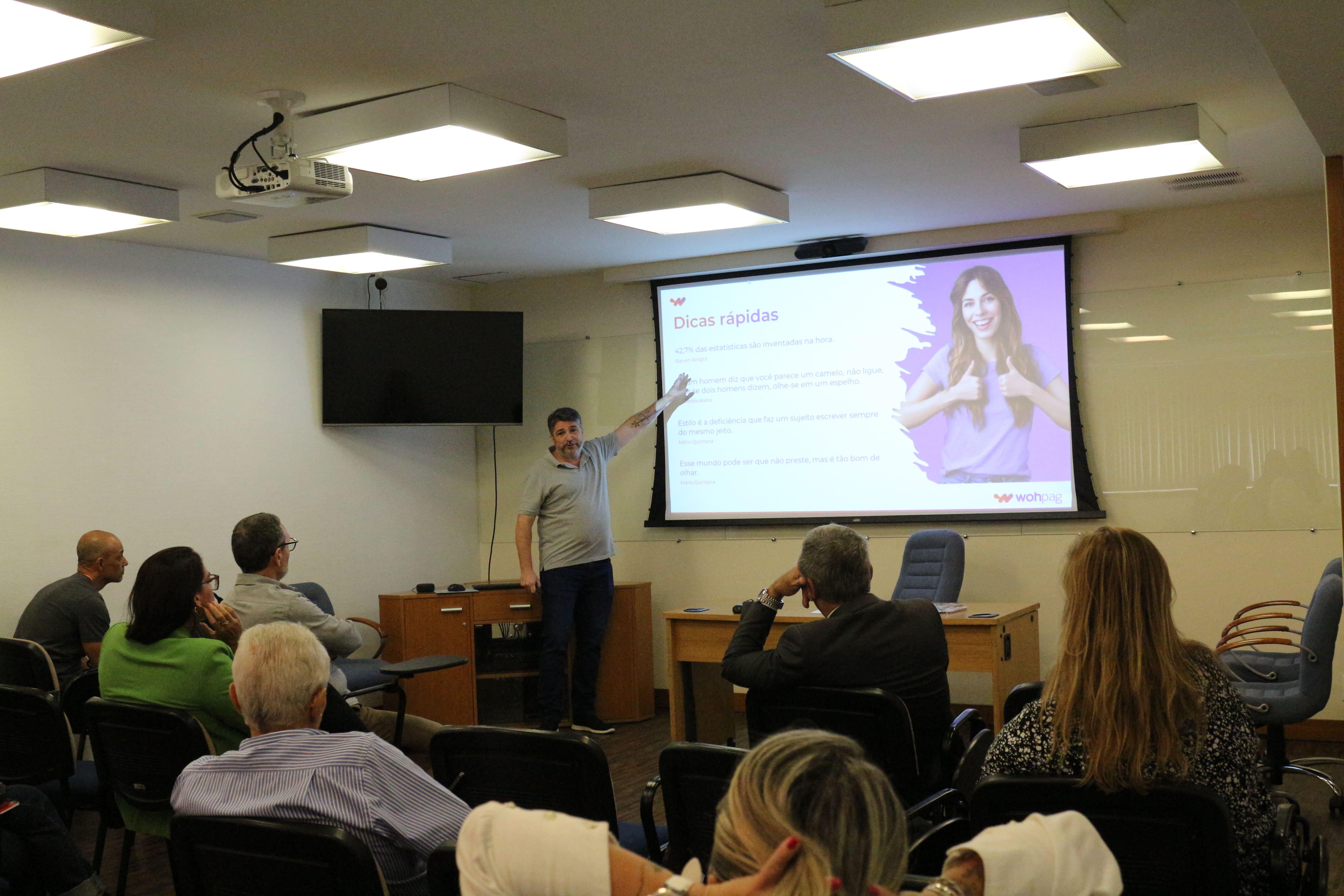 Marcelo Assunção, da WohPag, fala com os síndicos