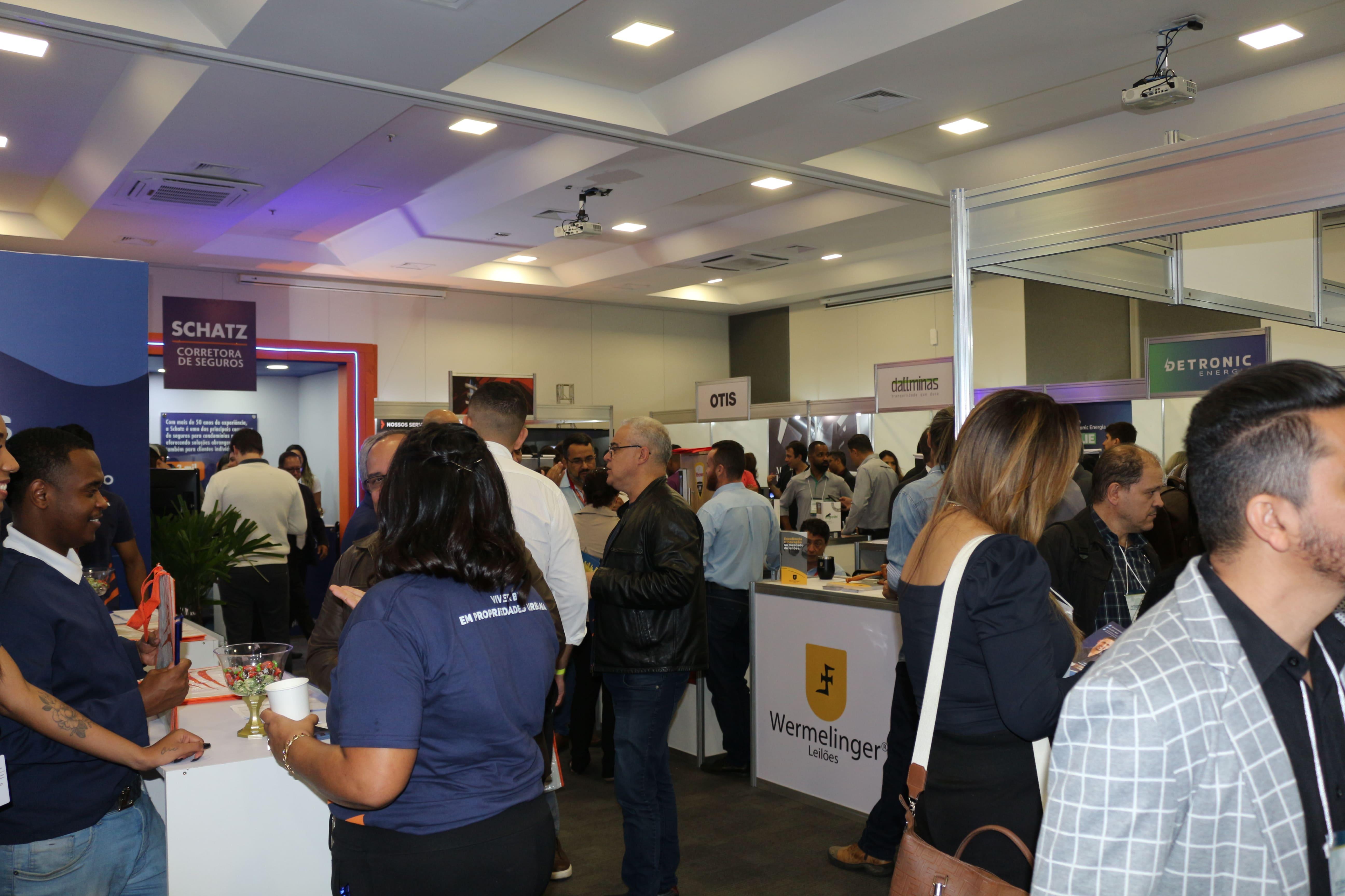 Área dos stands no VIII Congresso e Expo Síndico em Belo Horizonte