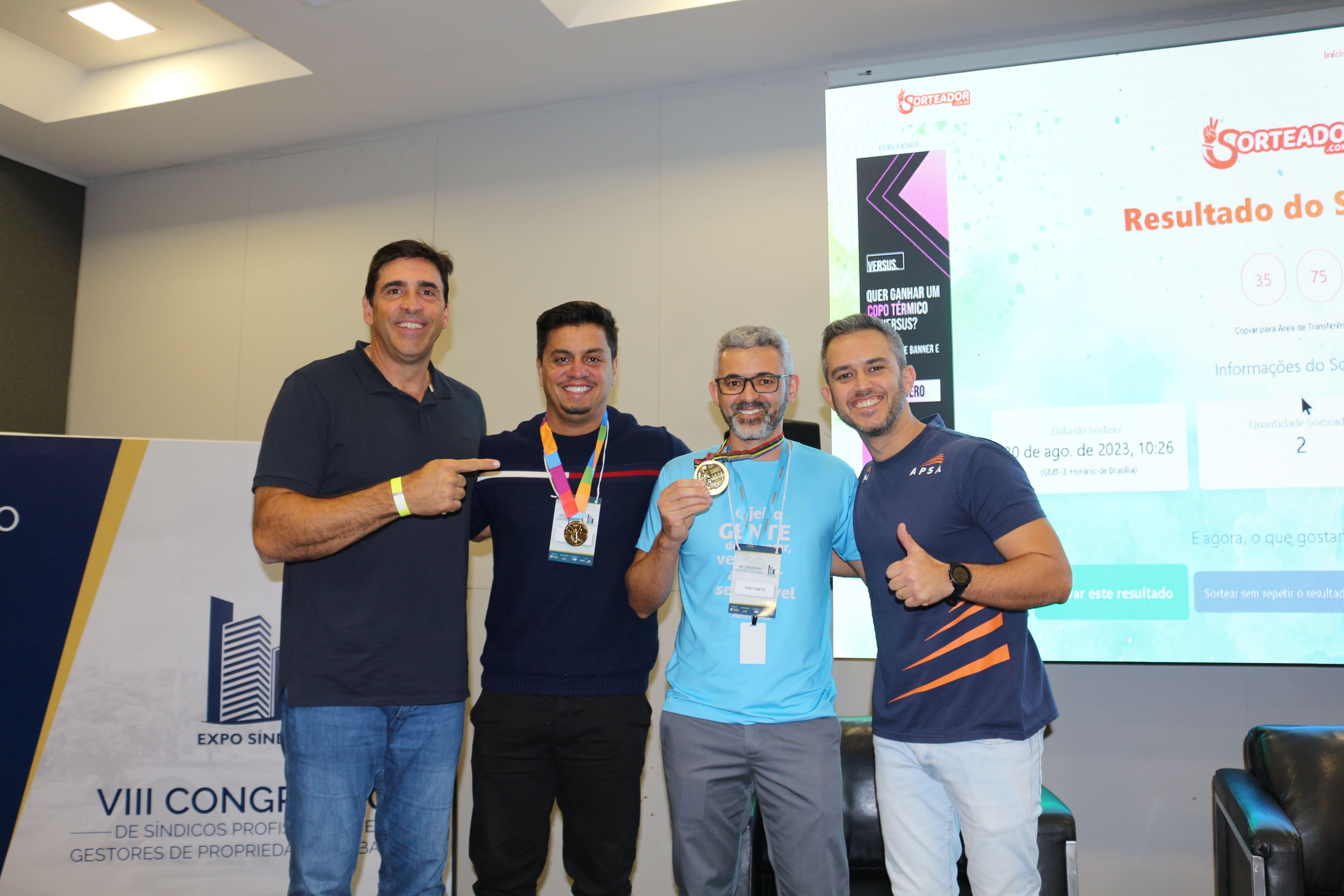 Ganhadores da réplica da medalha olímpica no VIII Congresso de Síndicos Profissionais e Gestores de Propriedades Urbanas e Expo Síndico em Belo Horizonte